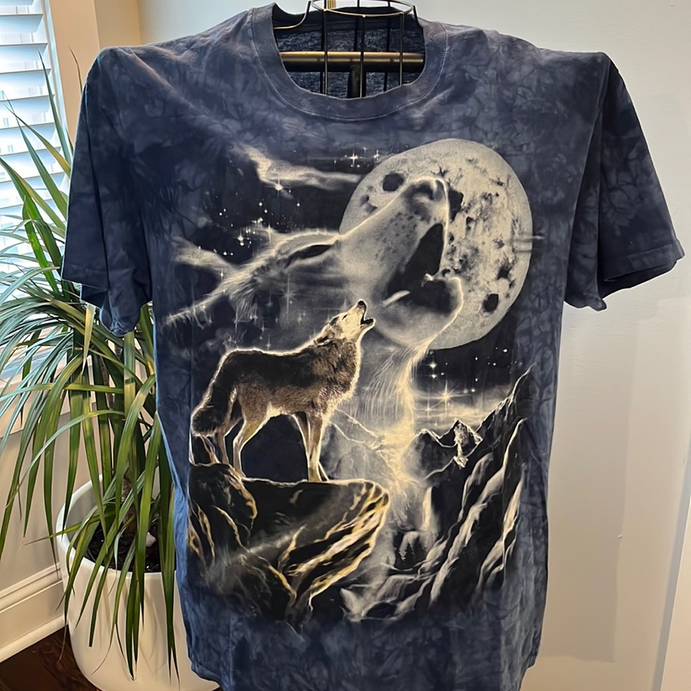 Mens. Blue. Howling wolf and moon T-shirt. Size Large